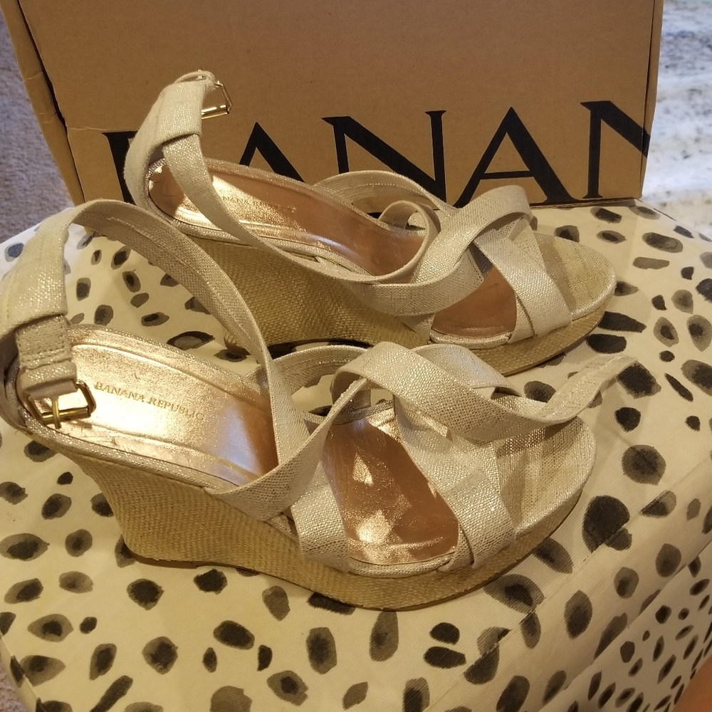 Banana Republic Ivory and Gold Linen Wedge